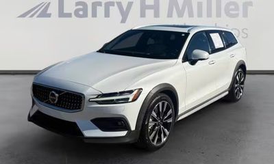 2025 Volvo V60CC Ultra