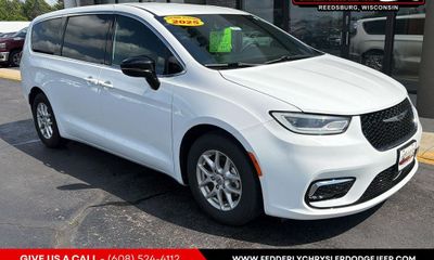 2025 Chrysler Pacifica Select
