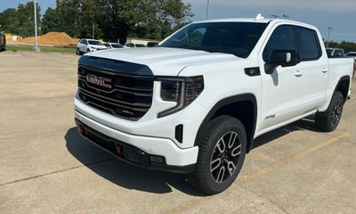 2023 GMC Sierra AT4