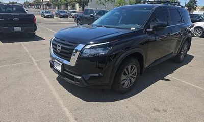 2025 Nissan Pathfinder SV