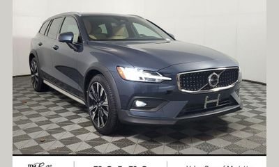 2025 Volvo V60CC Ultra