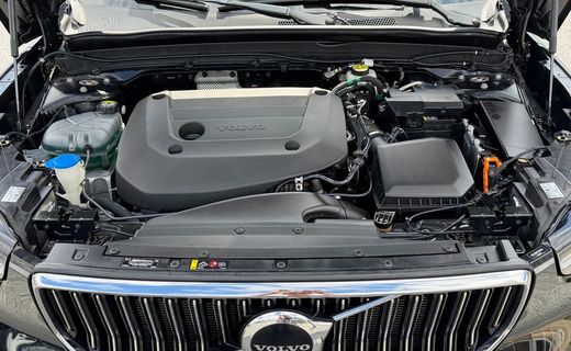 2023 Volvo XC40 Plus Bright