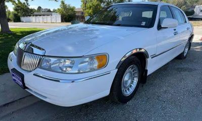 2001 Lincoln Town CAR Executive