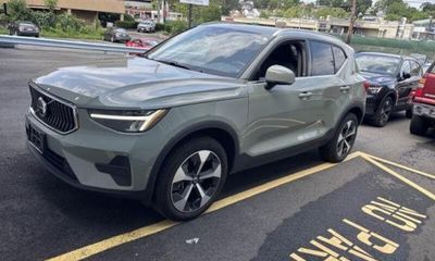 2024 Volvo XC40 Core Bright Dark