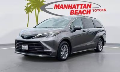 2024 Toyota Sienna LE