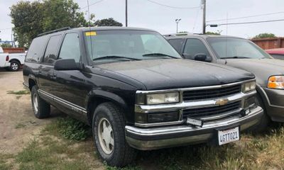 1999 Chevrolet Suburban Base