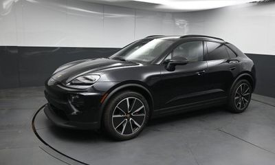 2025 Porsche Macan 4S Electric