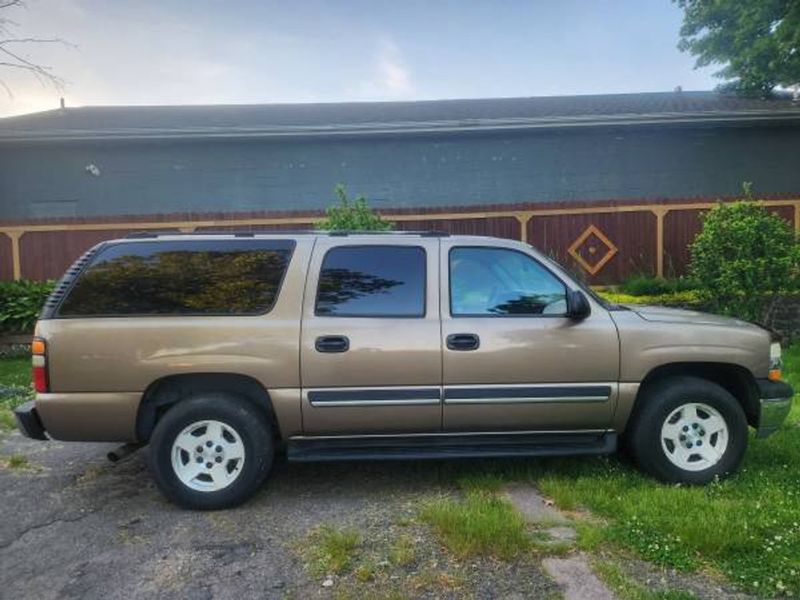 2004 Chevrolet Suburban — a typically priced live listing
