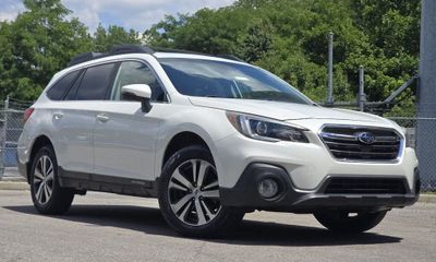 2018 Subaru Outback Limited M R