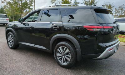 2025 Nissan Pathfinder SL