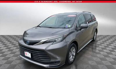2024 Toyota Sienna LE