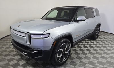 2024 Rivian R1S Adventure