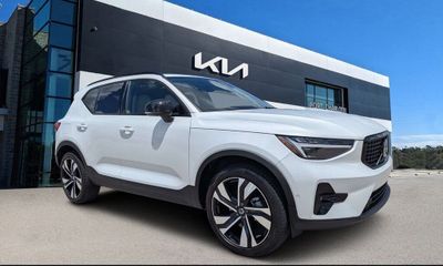 2024 Volvo XC40 Ultimate Dark