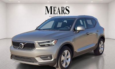 2022 Volvo XC40 Momentum