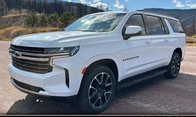 2023 Chevrolet Suburban RST