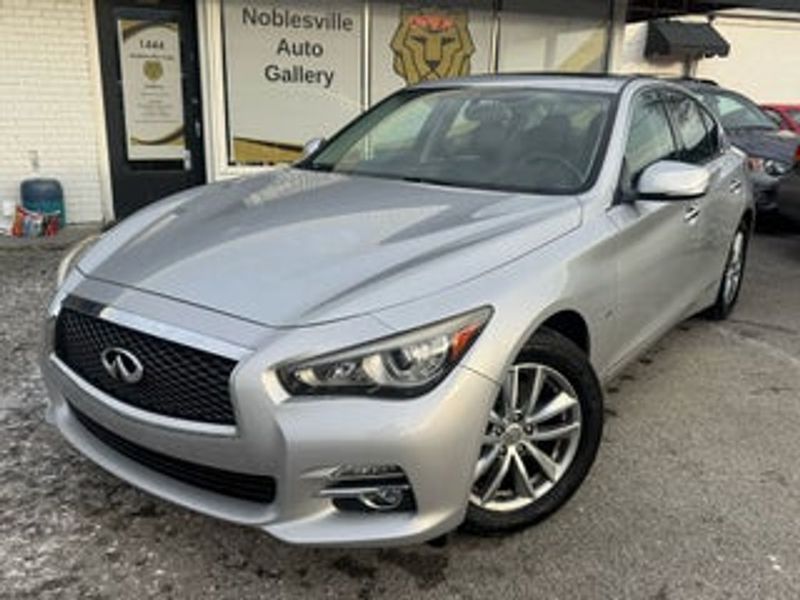 2016 Infiniti QX70 — a typically priced live listing