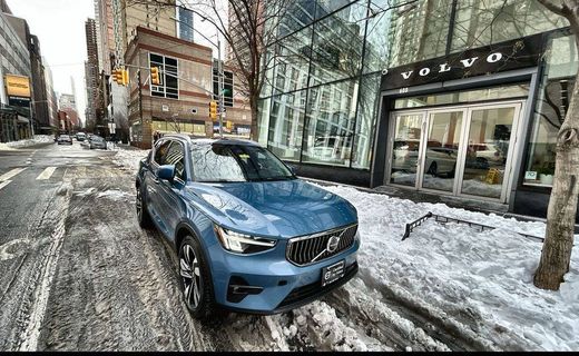 2023 Volvo XC40 Plus Bright