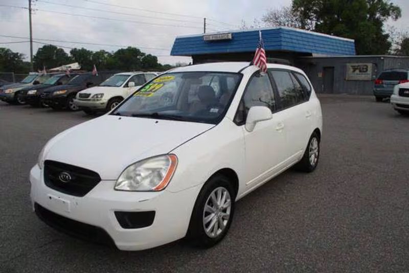 2009 Kia Rondo — a typically priced live listing