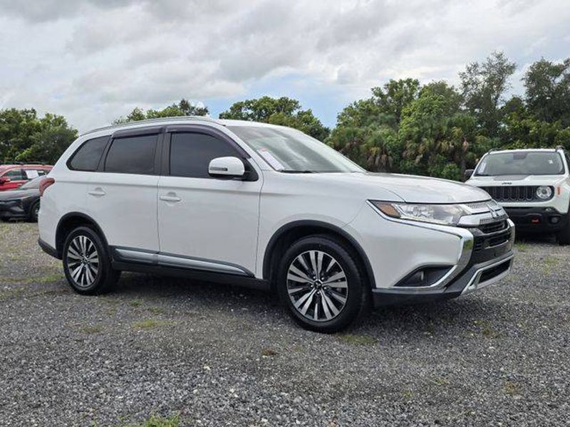 2019 Mitsubishi Outlander — a typically priced live listing