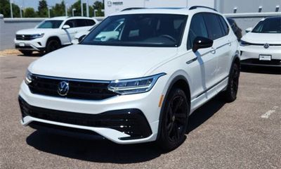 2023 Volkswagen Tiguan SE Black