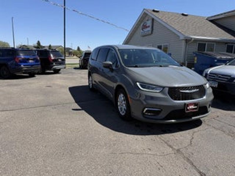 2023 Chrysler Pacifica — a typically priced live listing