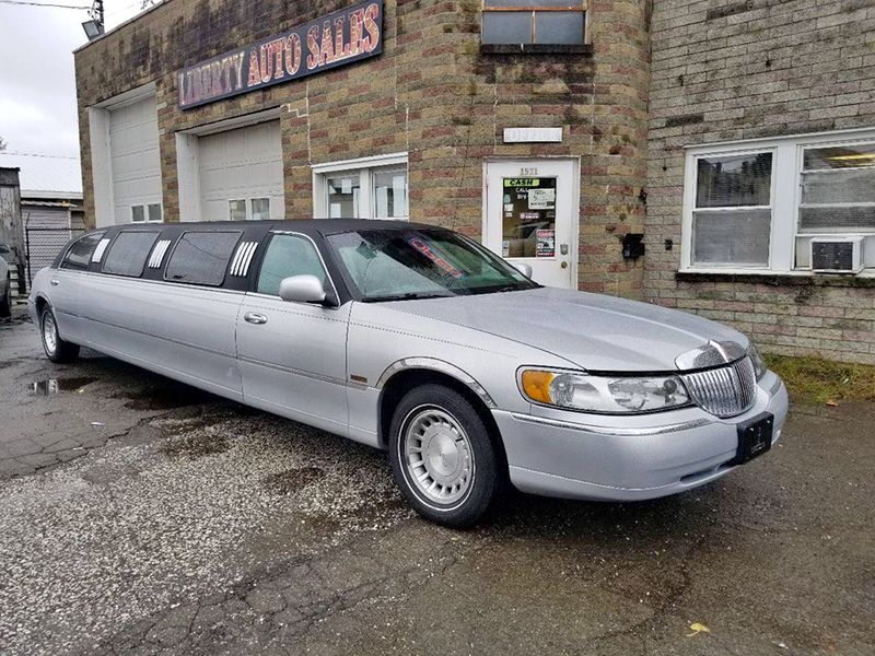 2000 Lincoln Town CAR — a typically priced live listing