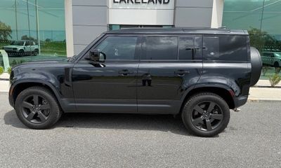 2024 Land Rover Defender 110 SE