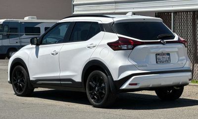 2023 Nissan Kicks SR