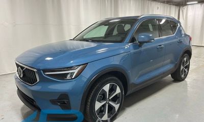 2025 Volvo XC40 Plus Bright