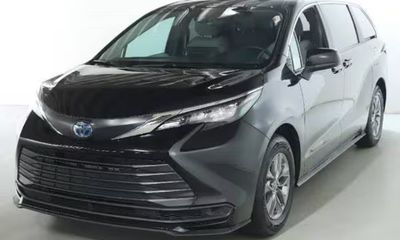 2025 Toyota Sienna LE
