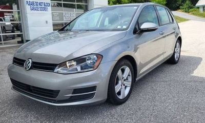 2017 Volkswagen Golf S Wolfsburg SE