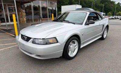 2004 Ford Mustang Deluxe
