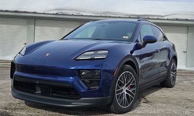 2025 Porsche Macan 4S Electric