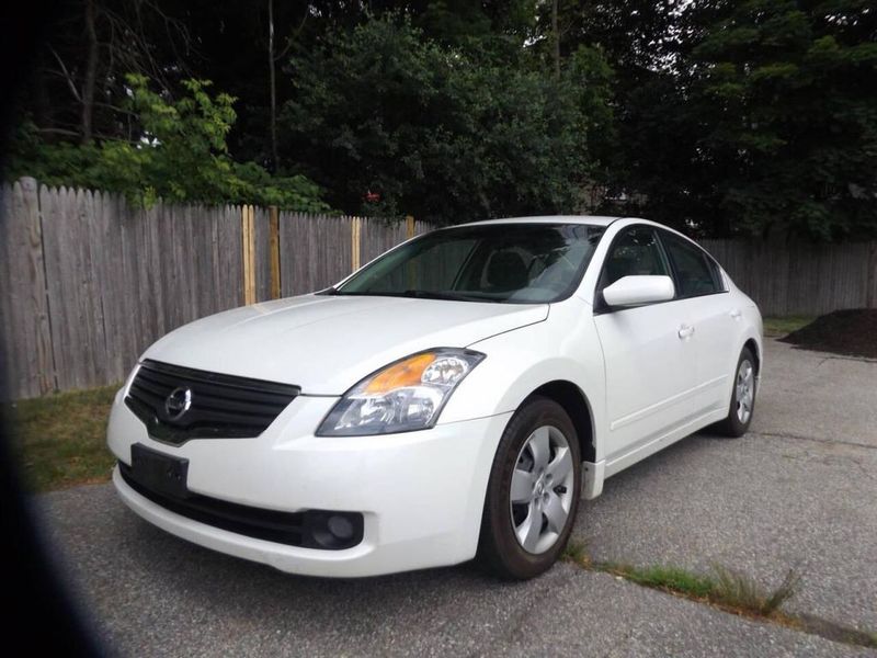 2008 Nissan Altima — a typically priced live listing