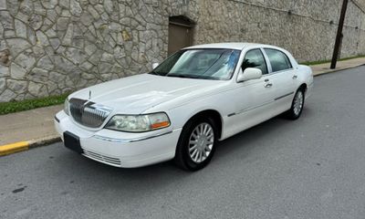2003 Lincoln Town CAR Signature
