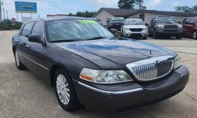 2005 Lincoln Town CAR Signature Limited