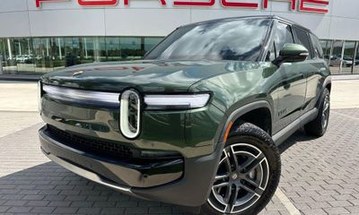 2025 Rivian R1S Adventure