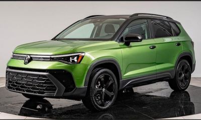2025 Volkswagen Taos 4Motion SE Black