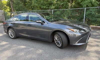 2023 Lexus ES 300H Luxury