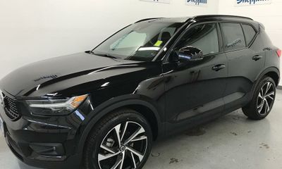 2022 Volvo XC40 R Design