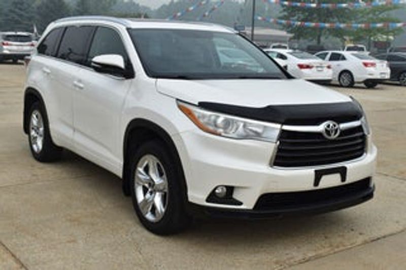2016 Toyota Highlander — a typically priced live listing