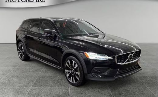 2022 Volvo V60CC Momentum