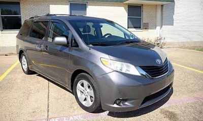 2011 Toyota Sienna LE 8 Passenger