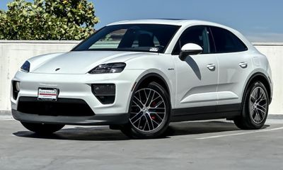 2025 Porsche Macan 4S Electric