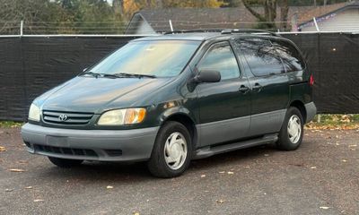 2001 Toyota Sienna LE XLE