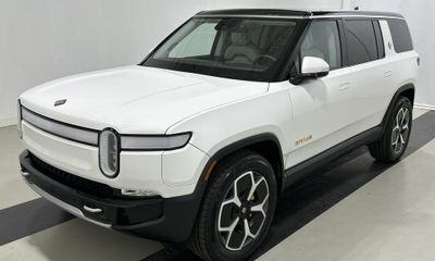 2024 Rivian R1S Adventure