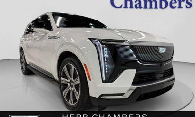 2025 Cadillac Escalade IQ LUX 2