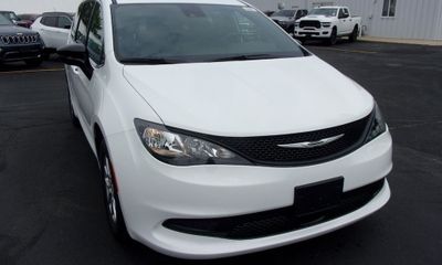 2027 Chrysler Pacifica LX