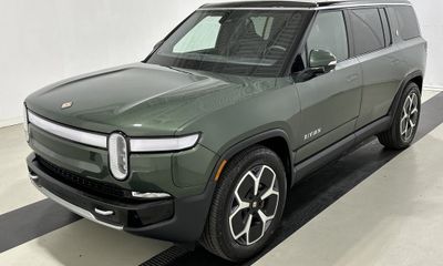 2024 Rivian R1S Adventure