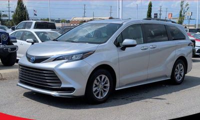 2025 Toyota Sienna LE